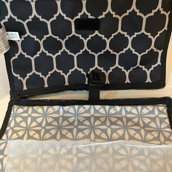 2/$30 Never Used Skip Hop Portable Changing Pad Station Clutch Bag - Picture 15 of 15